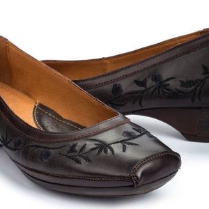 Calfskin Leather embroidered shoes US brand (Almost new)